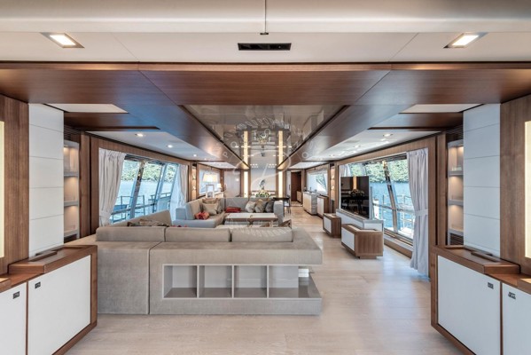 2013 FERRETTI CUSTOMLINE 124