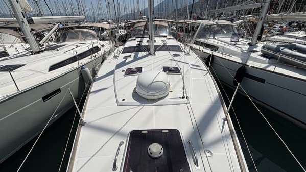 2011 JEANNEAU 53