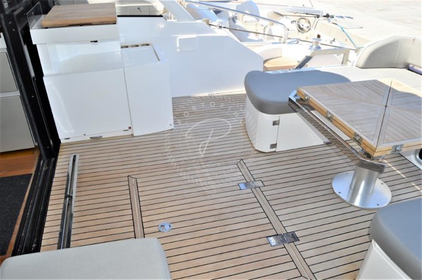 2012 FAIRLINE TARGA 58
