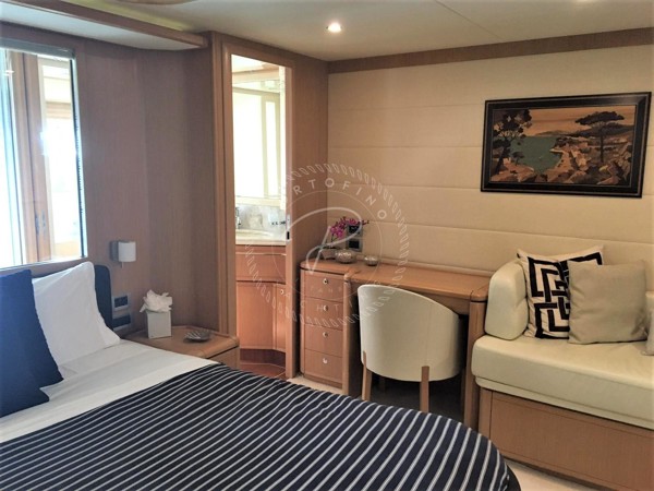 2009 FERRETTI YACHTS 830