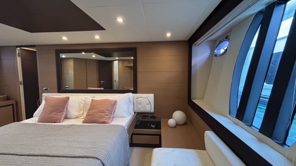 2012 PERSHING 72