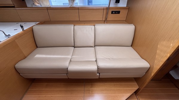 2011 JEANNEAU 53