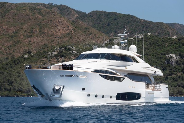 2013 FERRETTI CUSTOMLINE 124