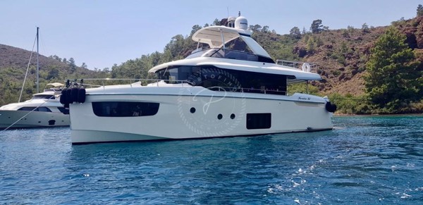 2017 ABSOLUTE NAVETTA 52