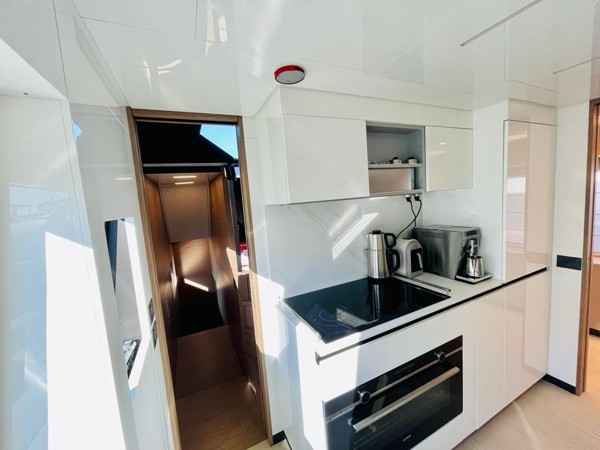 2021 FERRETTI YACHTS 920