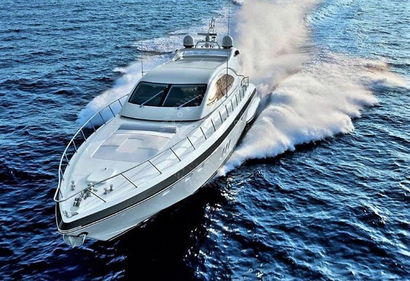 2001 | 2015 MANGUSTA 72