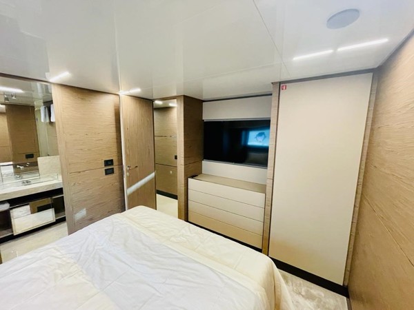 2021 FERRETTI YACHTS 920