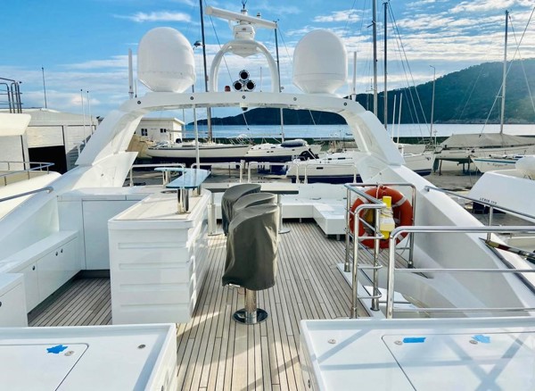 2015 MANGUSTA 132