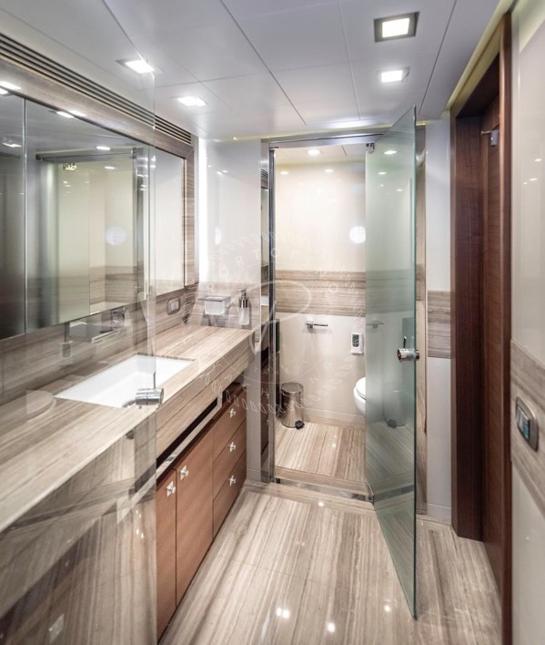 2013 FERRETTI CUSTOMLINE 124