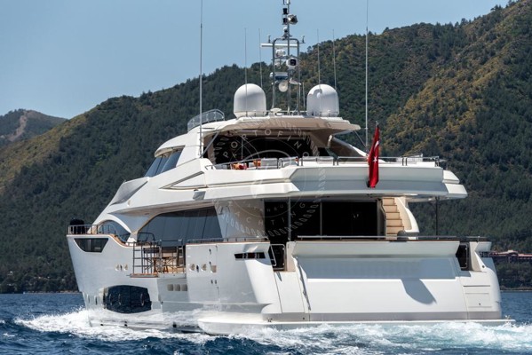 2013 FERRETTI CUSTOMLINE 124