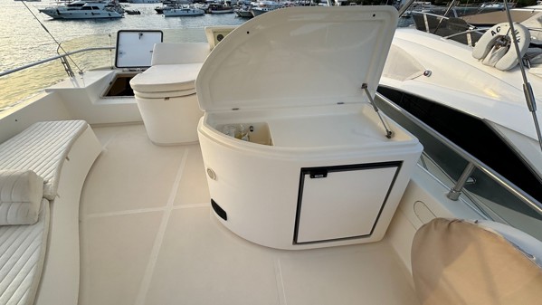 2004 FERRETTI YACHTS 590
