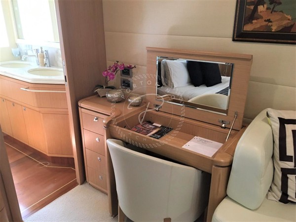 2009 FERRETTI YACHTS 830