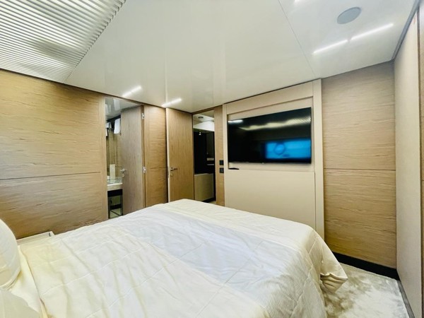 2021 FERRETTI YACHTS 920