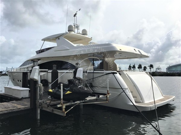 2009 FERRETTI YACHTS 830