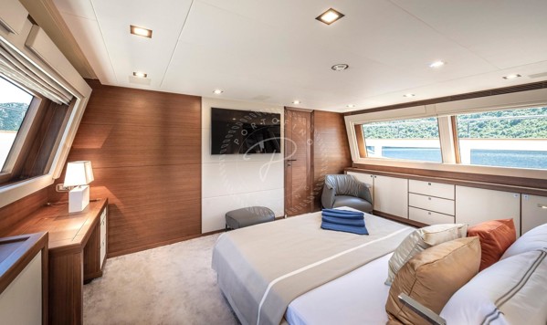 2013 FERRETTI CUSTOMLINE 124