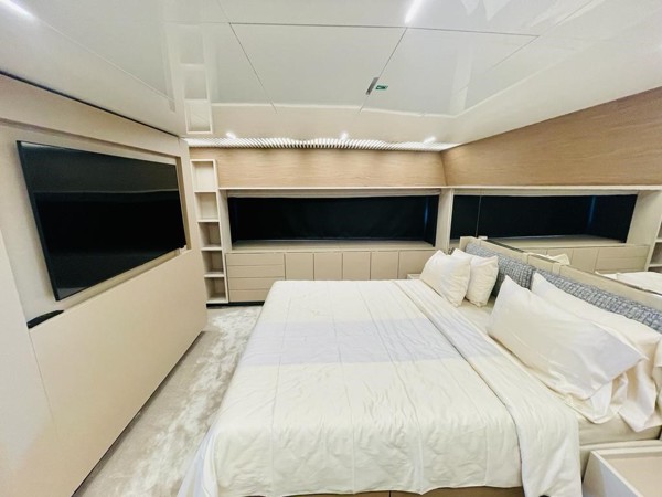 2021 FERRETTI YACHTS 920