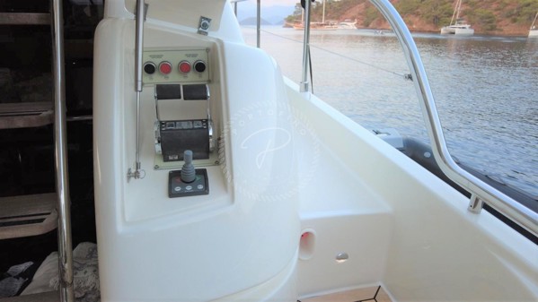 2003 FERRETTI YACHTS 590