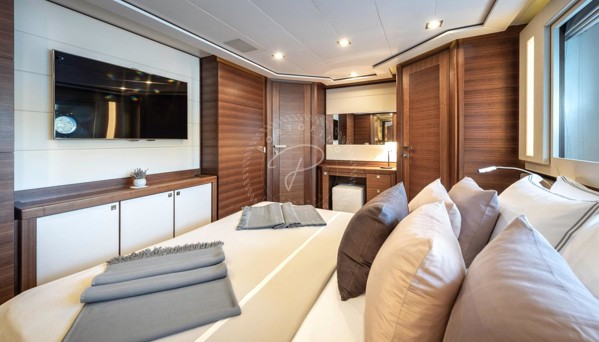 2013 FERRETTI CUSTOMLINE 124