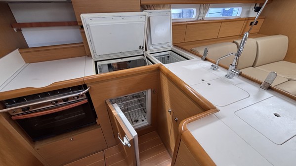 2011 JEANNEAU 53