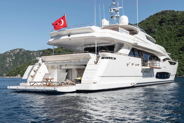 2013 FERRETTI CUSTOMLINE 124