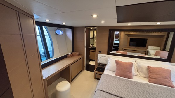 2012 PERSHING 72