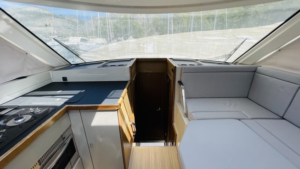 2018 BAVARIA E40 SEDAN 