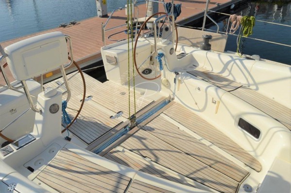 2011 AZUREE 40