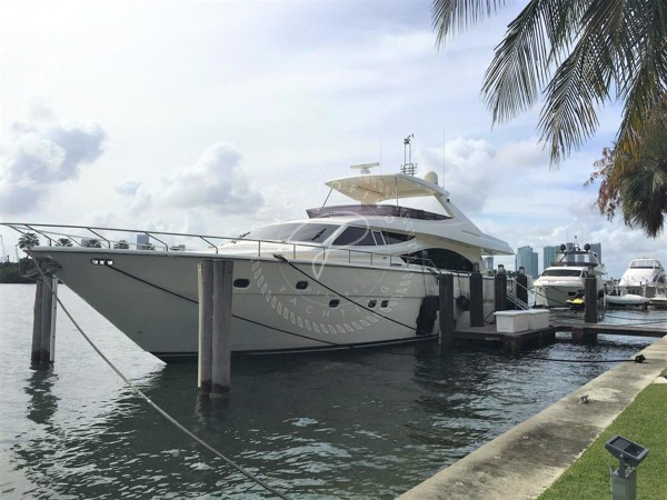 2009 FERRETTI YACHTS 830