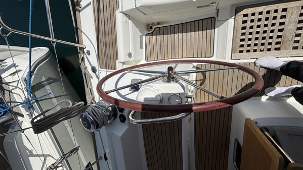 2011 JEANNEAU 53