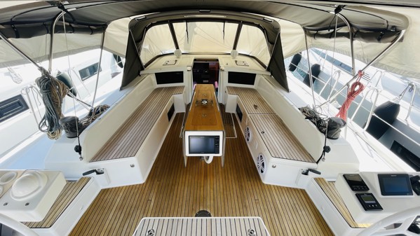 2021 DUFOUR 530