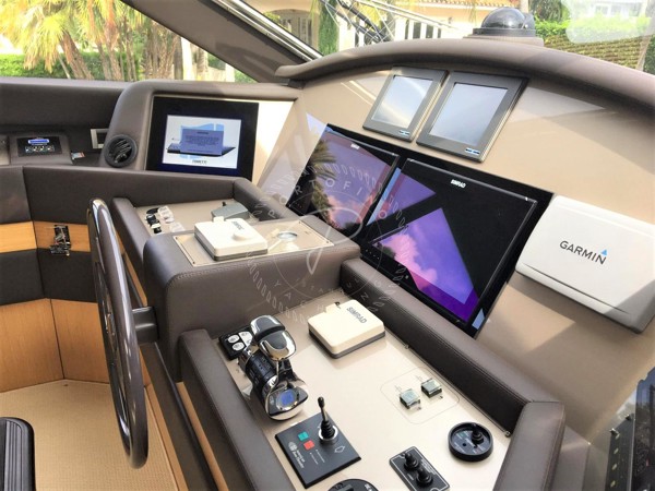 2009 FERRETTI YACHTS 830