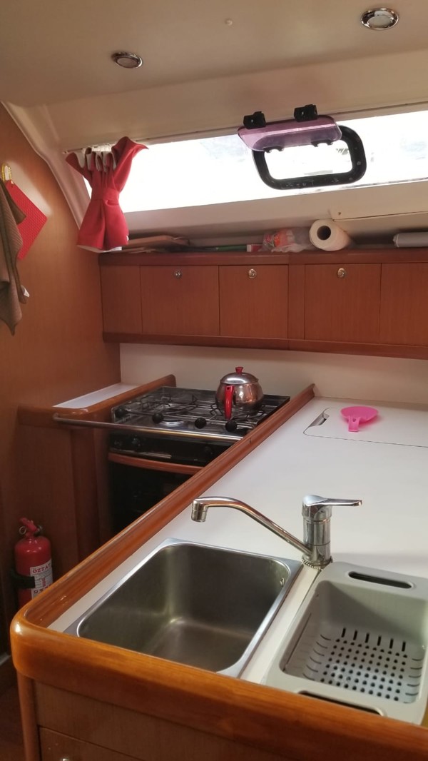 2008 BENETEAU OCENAIS 37