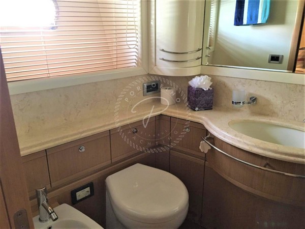2009 FERRETTI YACHTS 830