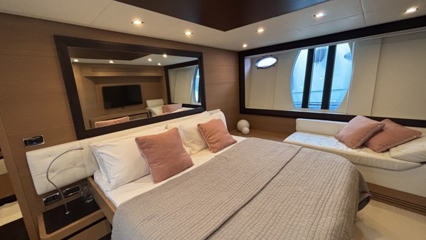 2012 PERSHING 72