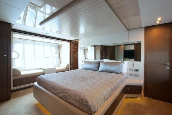 2014 FERRETTI 870 FLY