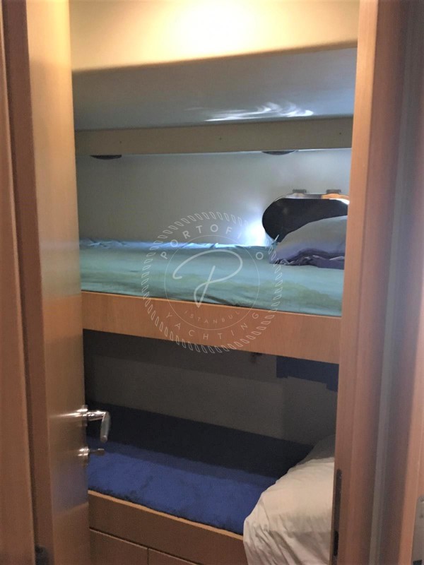 2009 FERRETTI YACHTS 830