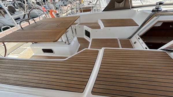 2011 JEANNEAU 53