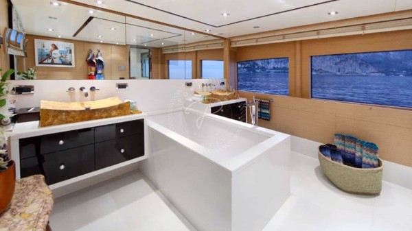 2007 | 2017 BENETTI VISION 145